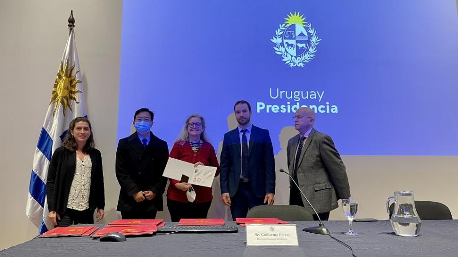 Entrega de certificados China y Uruguay