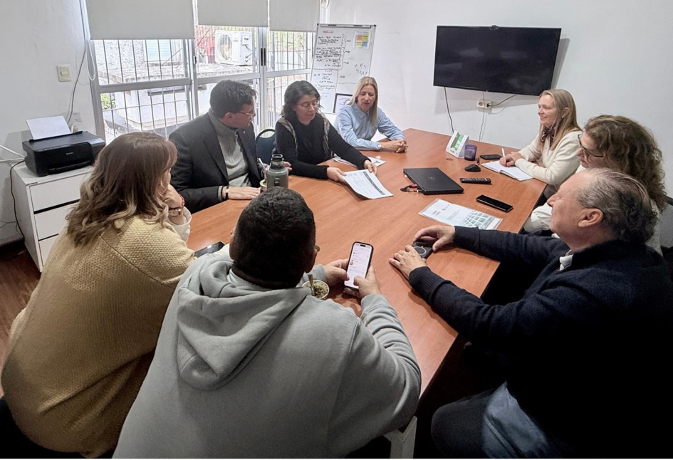 Encuentro de equipos de AUCI y autoridades de Cerro Largo en las instalaciones de la intendencia.