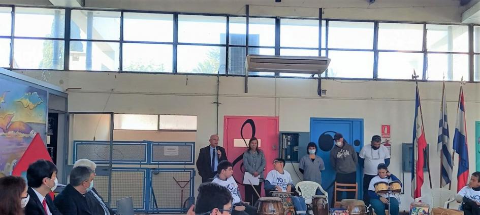 Japón entregó vehículo adaptado a Escuela Roosevelt. Japón entregó vehículo adaptado a Escuela Roosevelt.