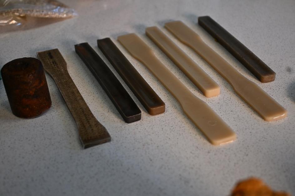 Materiales: celulosa, cáscara de arroz, bolsas de plástico, poliuretano, plásticos, polietileno.