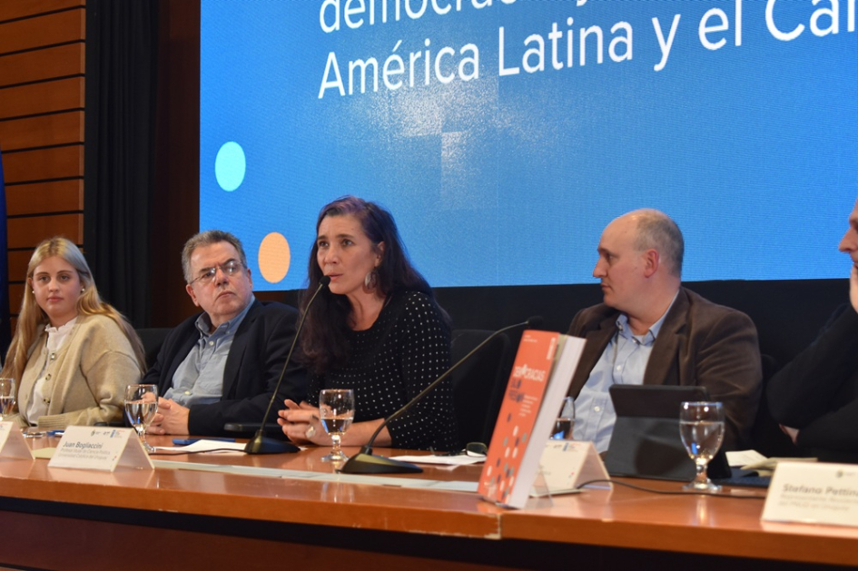 Conversatorio sobre Informe del PNUD "Democracias bajo presión"