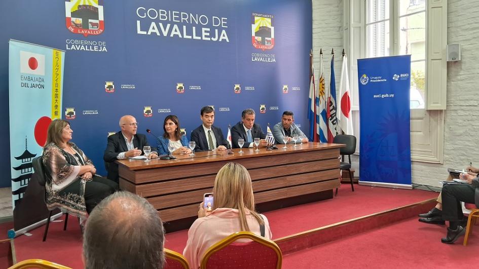 Acto de firma de próxima entrega de vehículo de Embajada de Japón a Intendencia de Lavalleja