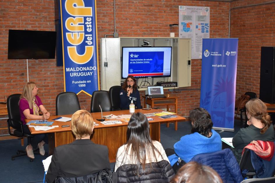 Charlas sobre oportunidades de estudio, formación, intercambio estudiantil y becas en Maldonado.