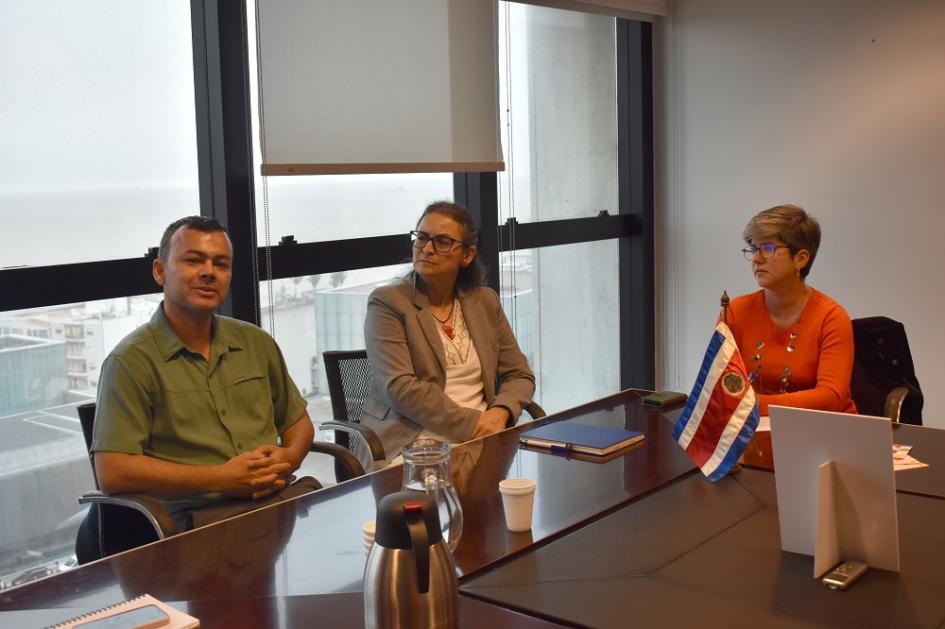 Equipos técnicos en reunión en Torre Ejecutiva, Montevideo.