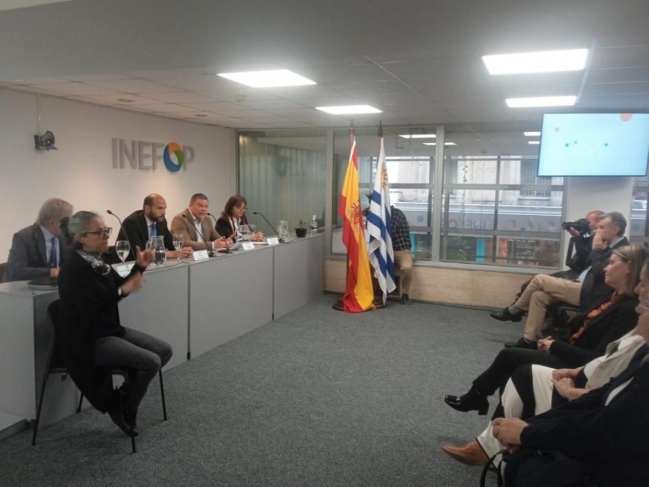 Firma de convenio entre Mides, Inefop, Aecid y AUCI. Foto: Inefop. Firma de convenio entre Mides, Inefop, Aecid y AUCI. Foto: Inefop.