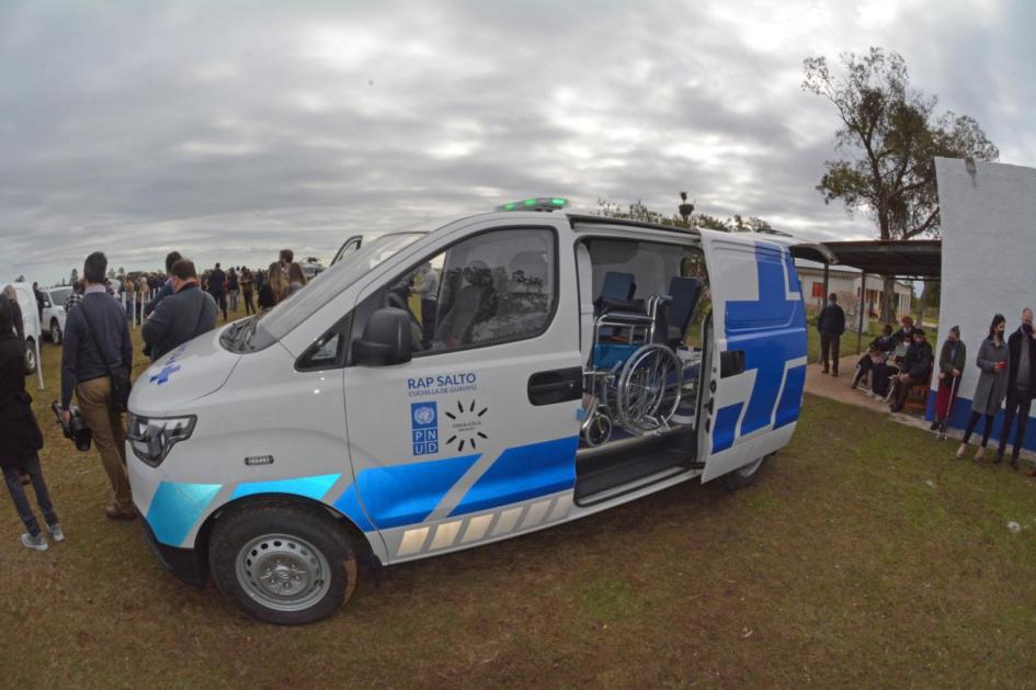 Entrega de ambulancia en Salto