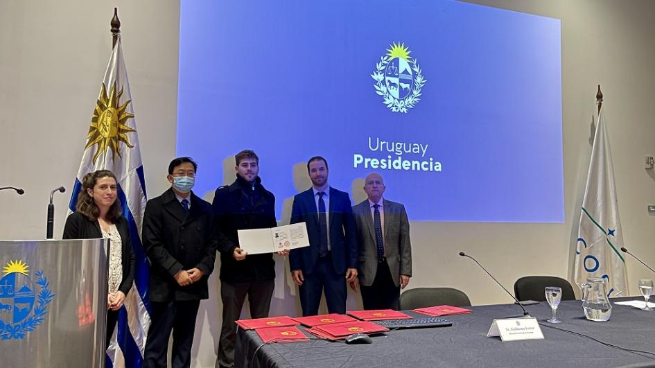 Entrega de certificados China y Uruguay Entrega de certificados China y Uruguay