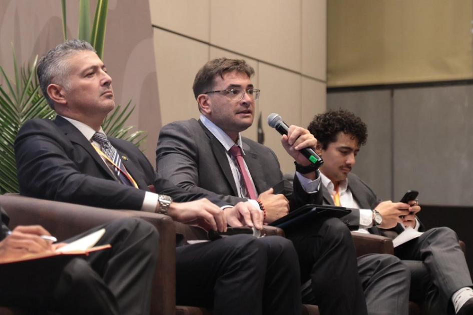 Panel 1: Construcción de paz desde un enfoque institucional y policial. Panel 1: Construcción de paz desde un enfoque institucional y policial.