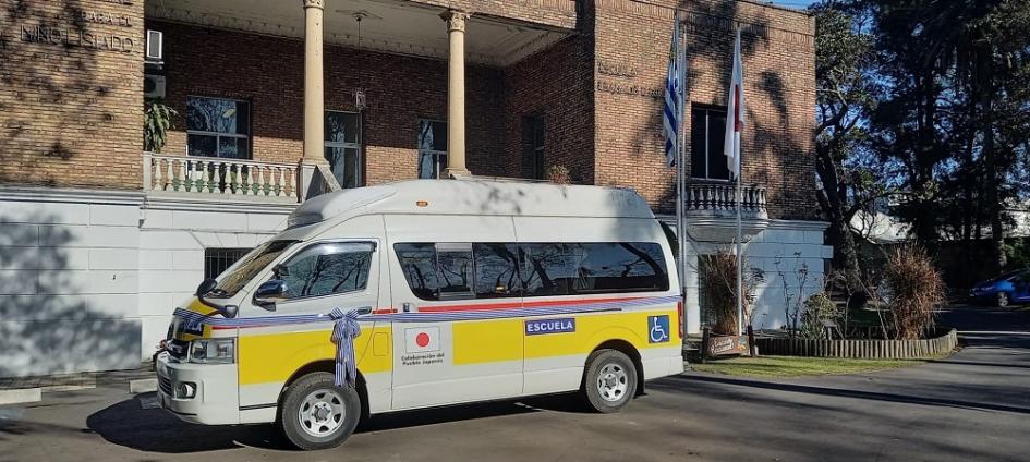 Japón entregó vehículo adaptado a Escuela Roosevelt. Japón entregó vehículo adaptado a Escuela Roosevelt.