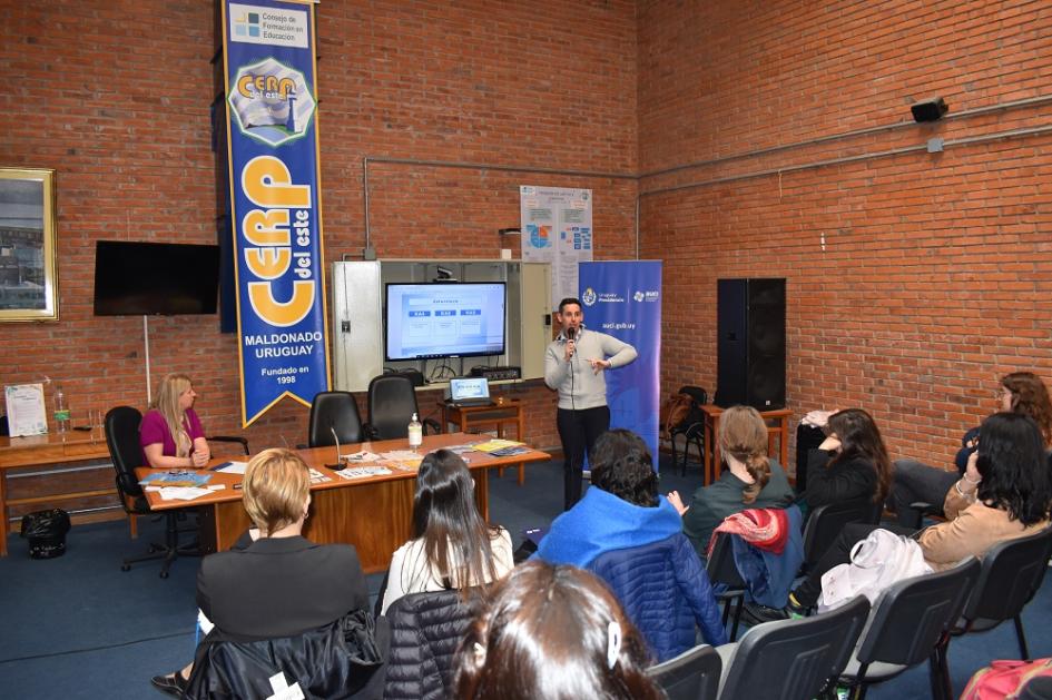 Charlas sobre oportunidades de estudio, formación, intercambio estudiantil y becas en Maldonado.