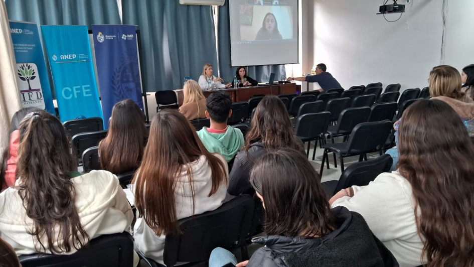 Estudiantes y docentes de Paysandú recibieron información sobre oportunidades educativas