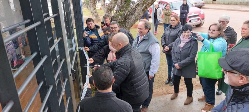 Autoridades y emprendedores inauguran local comercial en Blanquillo, Durazno