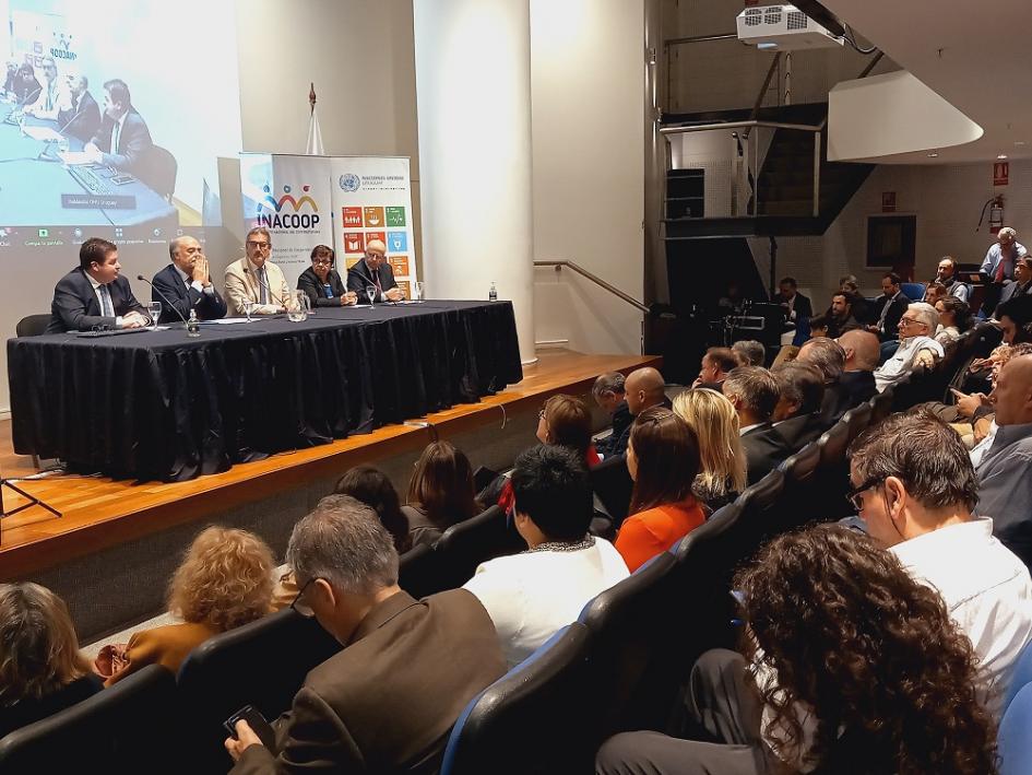 Diálogos sobre el futuro de Uruguay: “Nuevos escenarios para el Cooperativismo y la Economía Social” Diálogos sobre el futuro de Uruguay: “Nuevos escenarios para el Cooperativismo y la Economía Social”