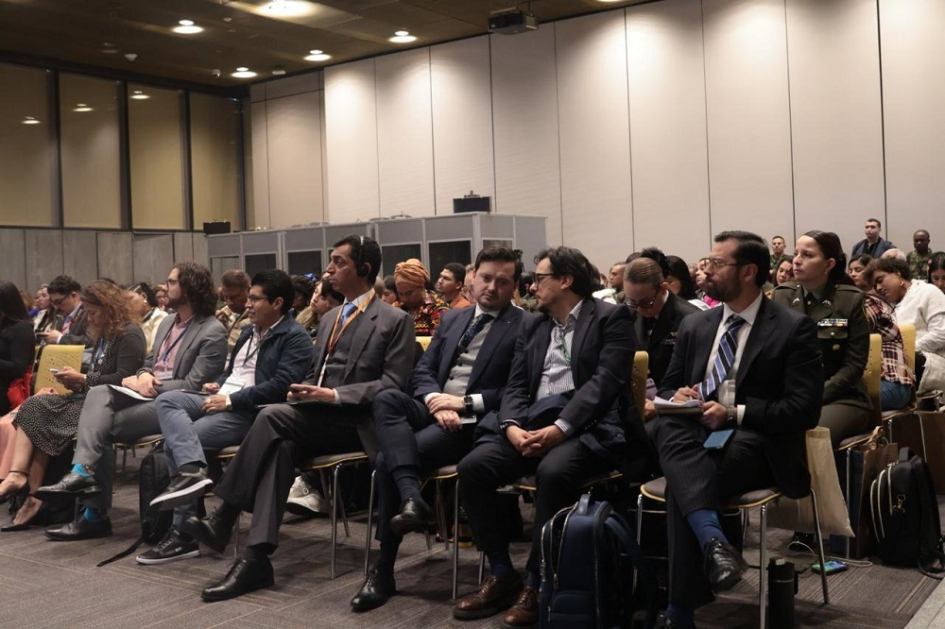 Panel 1: Construcción de paz desde un enfoque institucional y policial. Panel 1: Construcción de paz desde un enfoque institucional y policial.