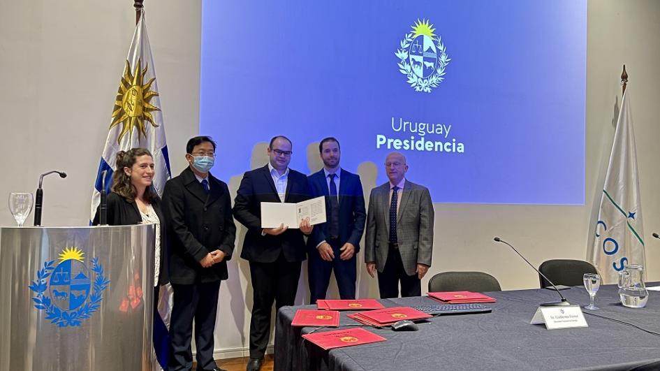 Entrega de certificados China y Uruguay Entrega de certificados China y Uruguay