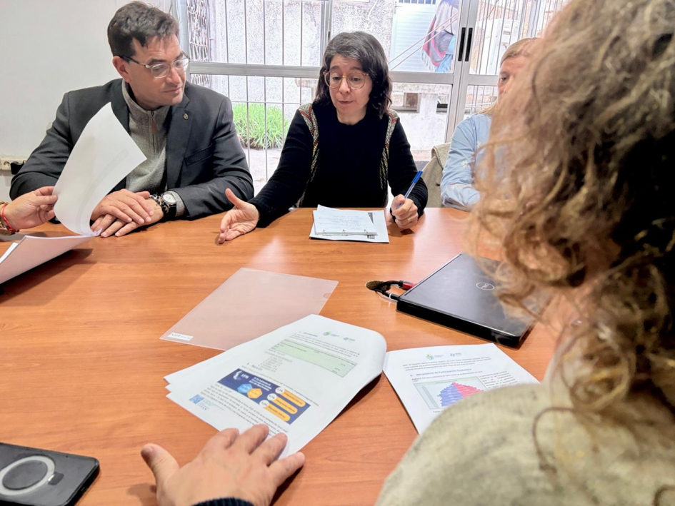Encuentro de equipos de AUCI y autoridades de Cerro Largo en las instalaciones de la intendencia.