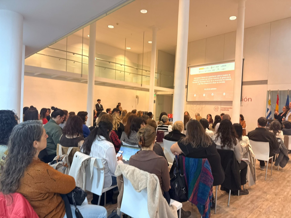 Intercambio sobre modelos de prevención y atención integral para mujeres en situación de violencia Intercambio sobre modelos de prevención y atención integral para mujeres en situación de violencia