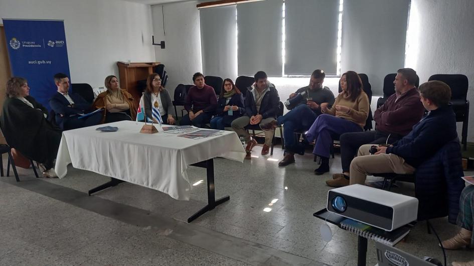 Integrantes de AUCI, APC Colombia y OPP en reunión con municipios de Nueva Helvecia y Dolores. 