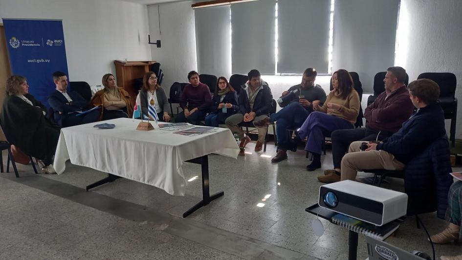 Integrantes de AUCI, APC Colombia y OPP en reunión con municipios de Nueva Helvecia y Dolores. Integrantes de AUCI, APC Colombia y OPP en reunión con municipios de Nueva Helvecia y Dolores.