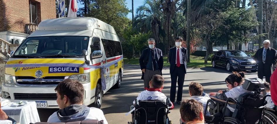 Japón entregó vehículo adaptado a Escuela Roosevelt. Japón entregó vehículo adaptado a Escuela Roosevelt.