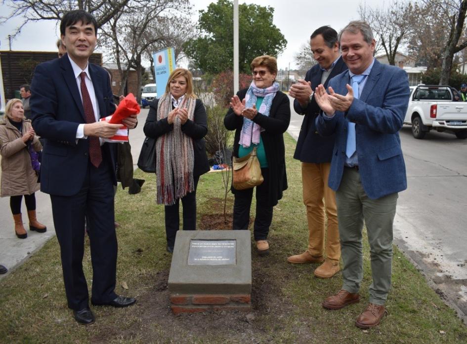 Descubrimiento de placa que resalta los lazos de amistad entre Japón y Uruguay (Foto: IF). 