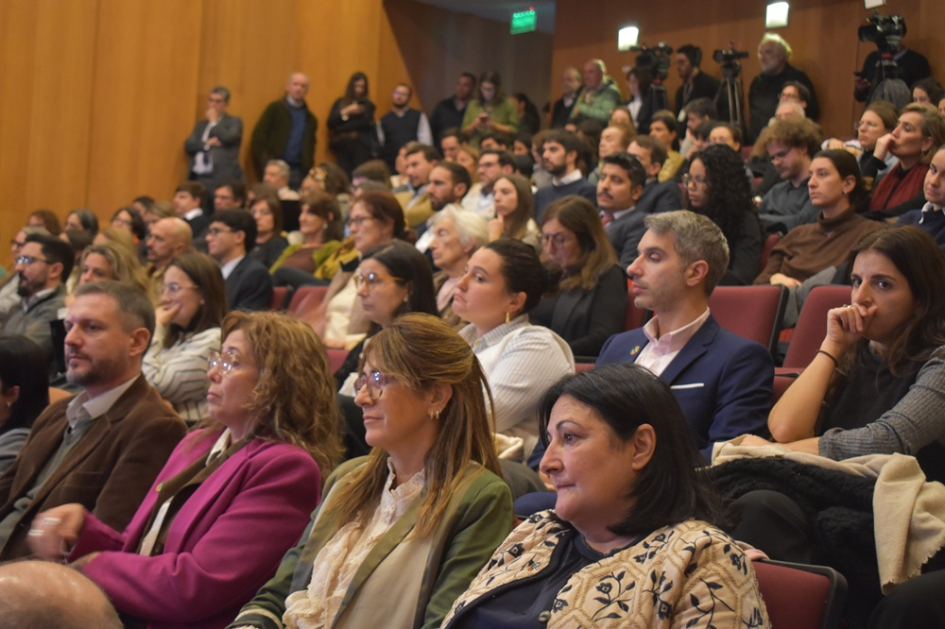Conversatorio sobre Informe del PNUD "Democracias bajo presión"