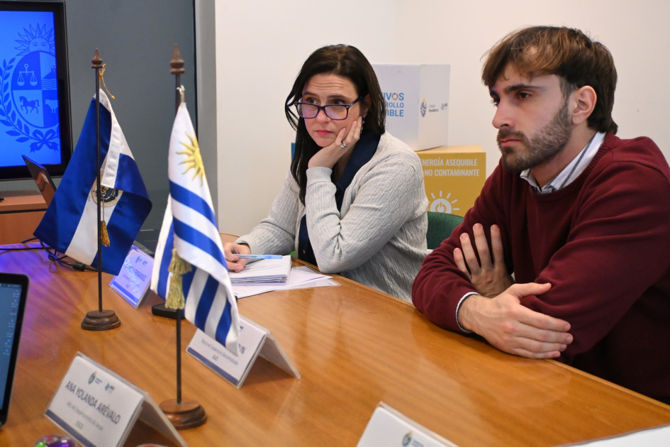 Funcionarios de ESCO y AUCI en Torre Ejecutiva, Montevideo