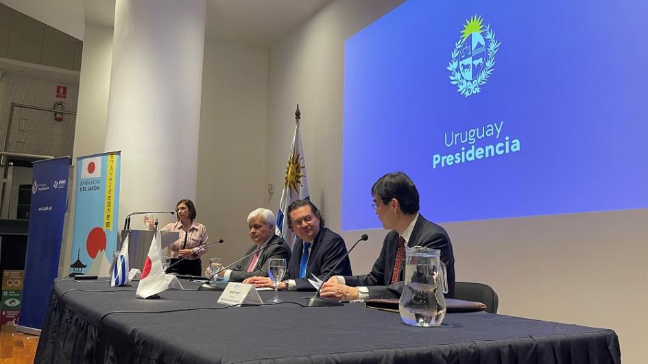 Embajador, Alejandro Mernies; prosecretario, Rodrigo Ferrés y embajador de Japón, Hideki Asari. Embajador, Alejandro Mernies; prosecretario, Rodrigo Ferrés y embajador de Japón, Hideki Asari.
