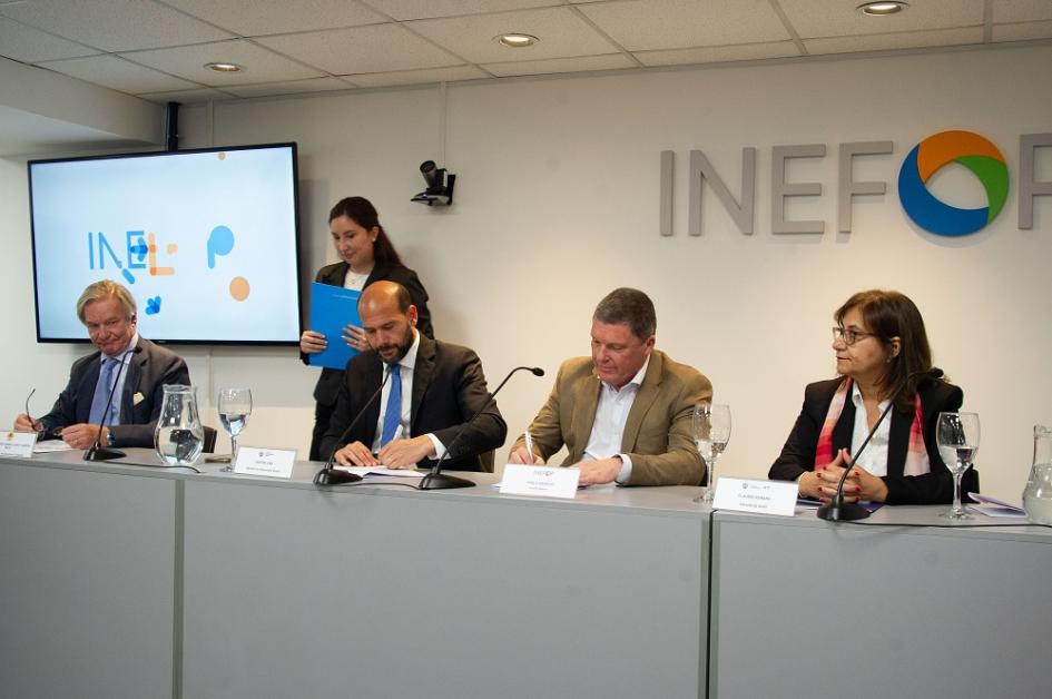 Firma de convenio entre Mides, Inefop, Aecid y AUCI. Foto: Presidencia. Firma de convenio entre Mides, Inefop, Aecid y AUCI. Foto: Presidencia.