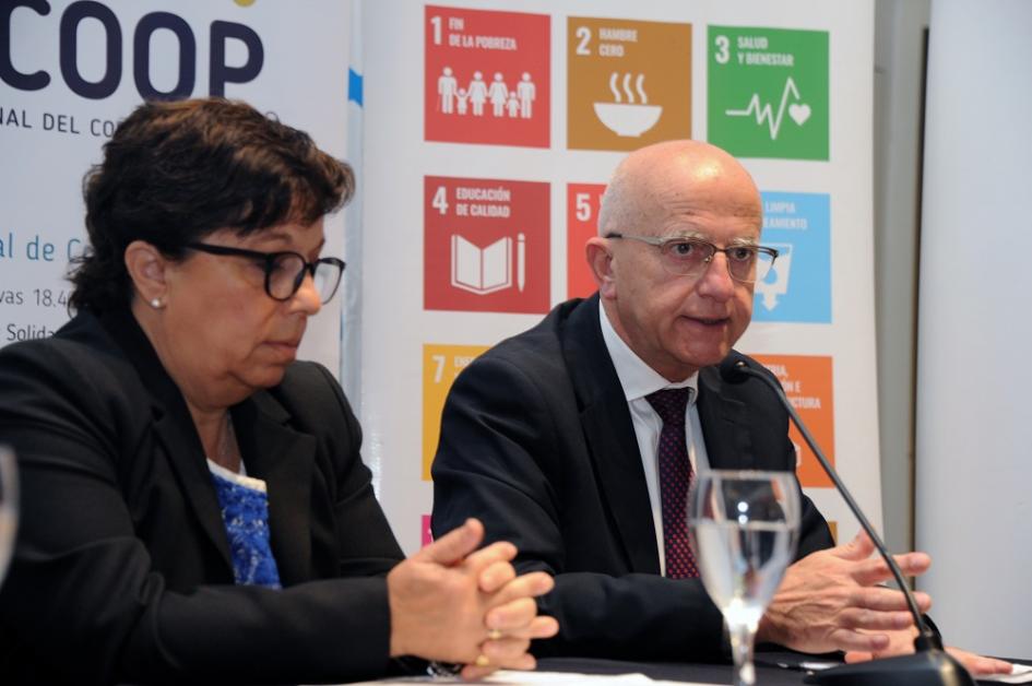 Diálogos sobre el futuro de Uruguay: “Nuevos escenarios para el Cooperativismo y la Economía Social” Diálogos sobre el futuro de Uruguay: “Nuevos escenarios para el Cooperativismo y la Economía Social”