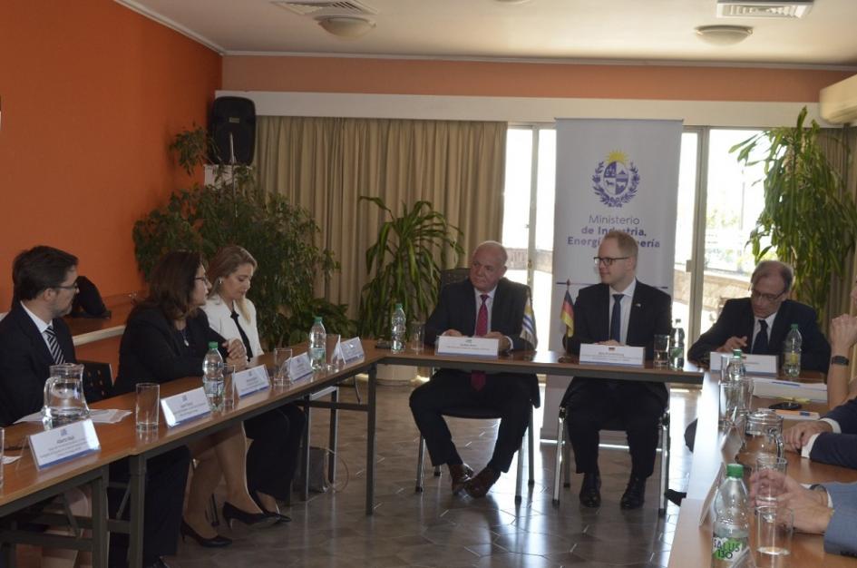 Firma de acuerdo entre Alemania y Uruguay. Foto MIEM.