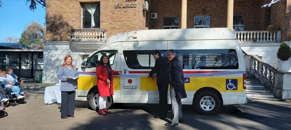 Japón entregó vehículo adaptado a Escuela Roosevelt. Japón entregó vehículo adaptado a Escuela Roosevelt.