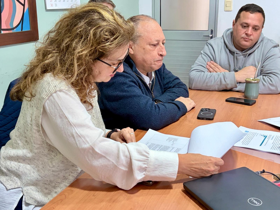 Encuentro de equipos de AUCI y autoridades de Cerro Largo en las instalaciones de la intendencia.