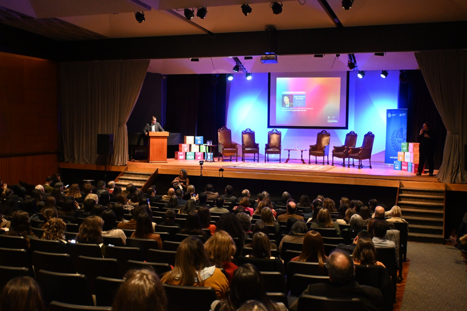 Conferencia magistral de José Antonio Sanahuja en Uruguay Coopera