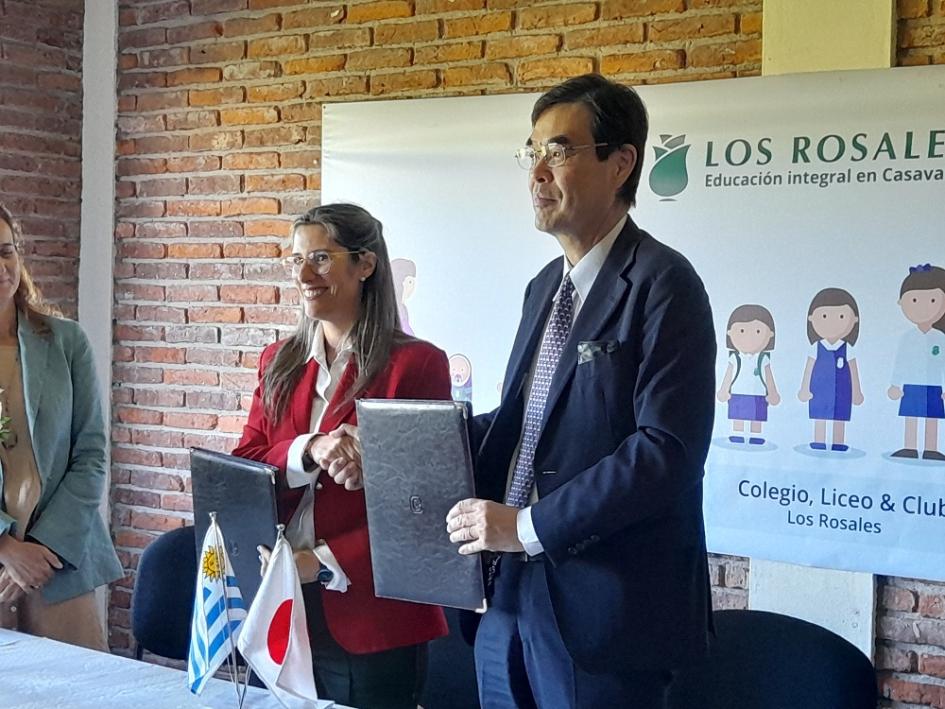 Firma de proyecto Kusanone para mejoramiento edilicio del colegio "Los Rosales"