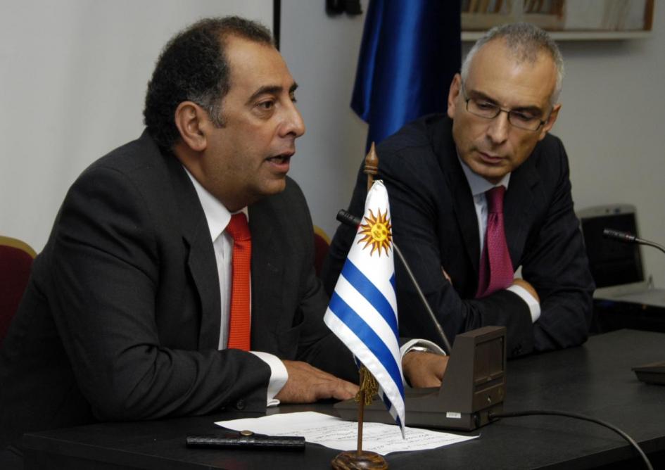 l Subsecretario de Relaciones Exteriores, Nelson Fernández, y el Director General Adjunto de Relaciones Exteriores de la Comisión Europea, Stefano Sannino, brindaron una conferencia de prensa conjunta en la que anunciaron los resultados y acuerdos alcanzados durante la jornada. l Subsecretario de Relaciones Exteriores, Nelson Fernández, y el Director General Adjunto de Relaciones Exteriores de la Comisión Europea, Stefano Sannino, brindaron una conferencia de prensa conjunta en la que anunciaron los resultados y acuerdos alcanzados durante la jornada.