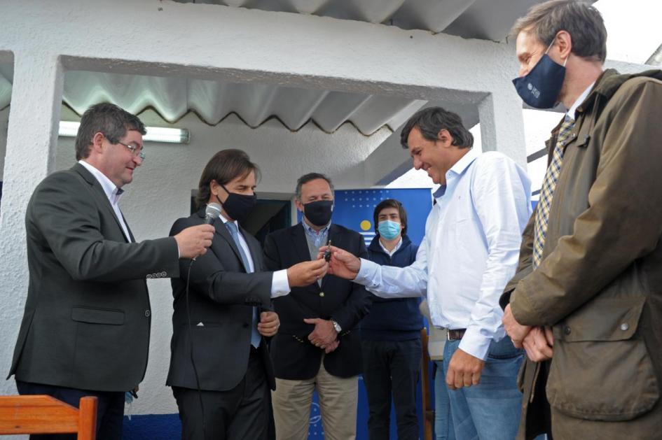 Entrega de ambulancia en Salto Entrega de ambulancia en Salto