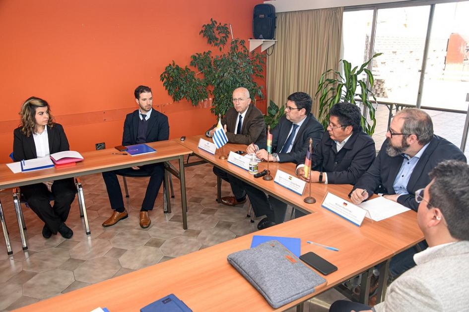 Bolivia y Uruguay intercambian conocimiento sobre energías renovables. Foto: MIEM Bolivia y Uruguay intercambian conocimiento sobre energías renovables. Foto: MIEM