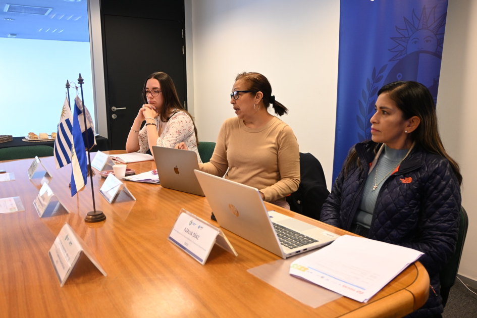 Funcionarios de ESCO y AUCI en Torre Ejecutiva, Montevideo