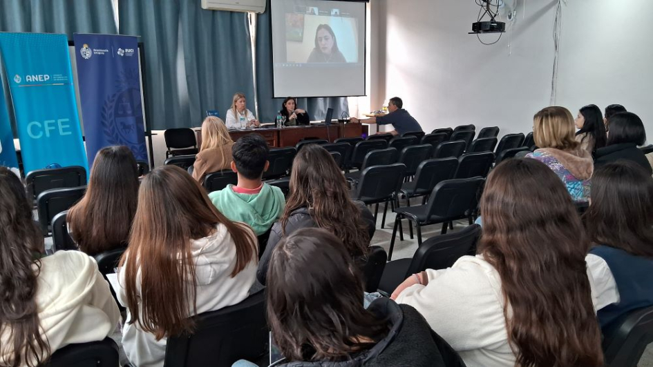 Estudiantes y docentes de Paysandú recibieron información sobre oportunidades educativas
