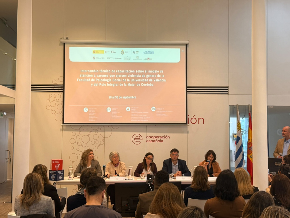Intercambio sobre modelos de prevención y atención integral para mujeres en situación de violencia Intercambio sobre modelos de prevención y atención integral para mujeres en situación de violencia
