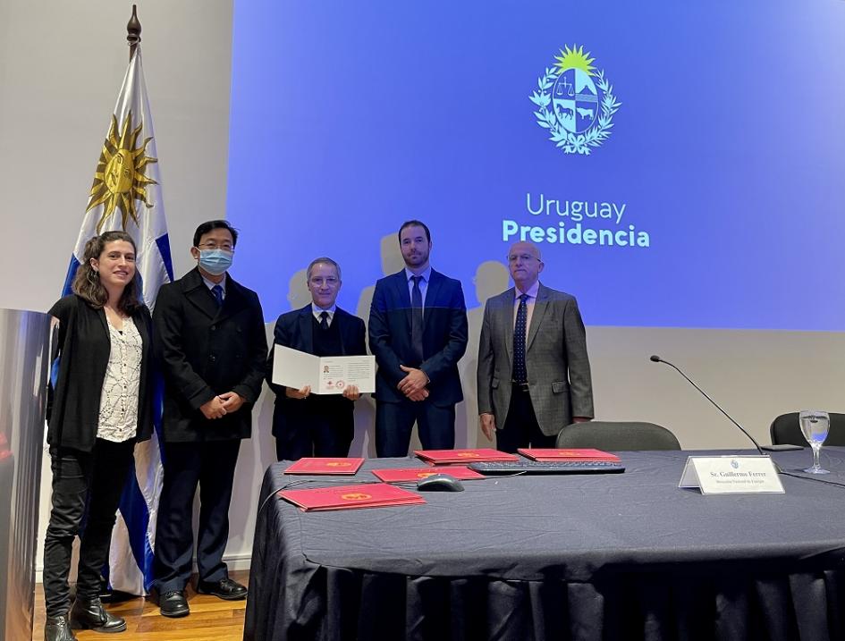 Entrega de certificados China y Uruguay Entrega de certificados China y Uruguay