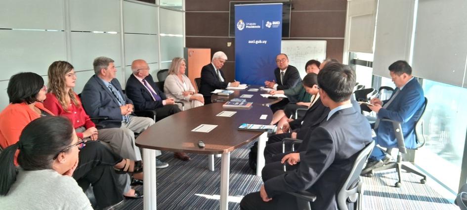 Delegación de la Universidad de Medicina Tradicional China de Henan visitó instituciones de Uruguay