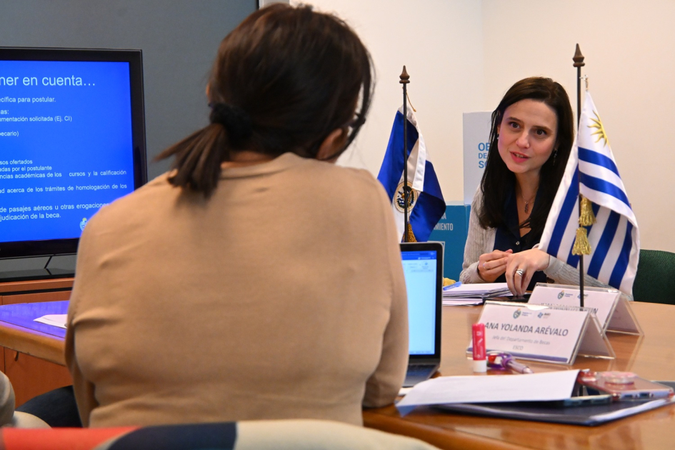 Funcionarios de ESCO y AUCI en Torre Ejecutiva, Montevideo