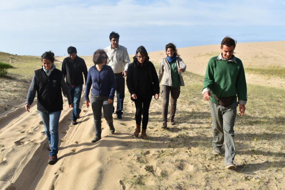 Equipo de técnicos recorriendo la zona