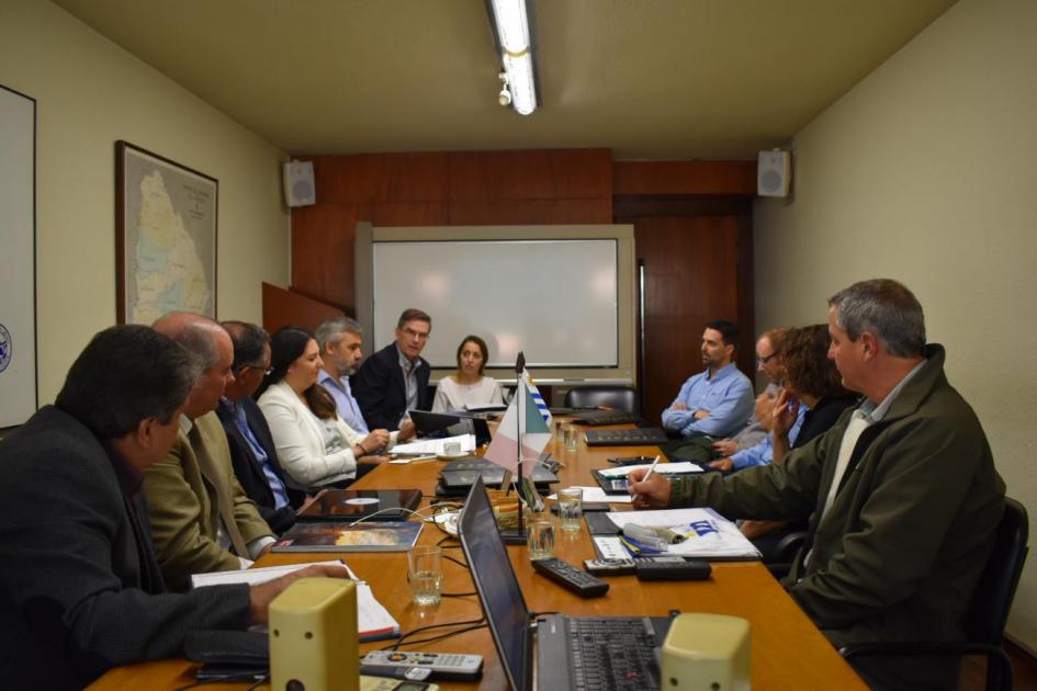 Autoridades de AUCI Felipe Ortiz de Taranco, representantes de inia, inac amexid y de la embajada de méxico en Uruguay