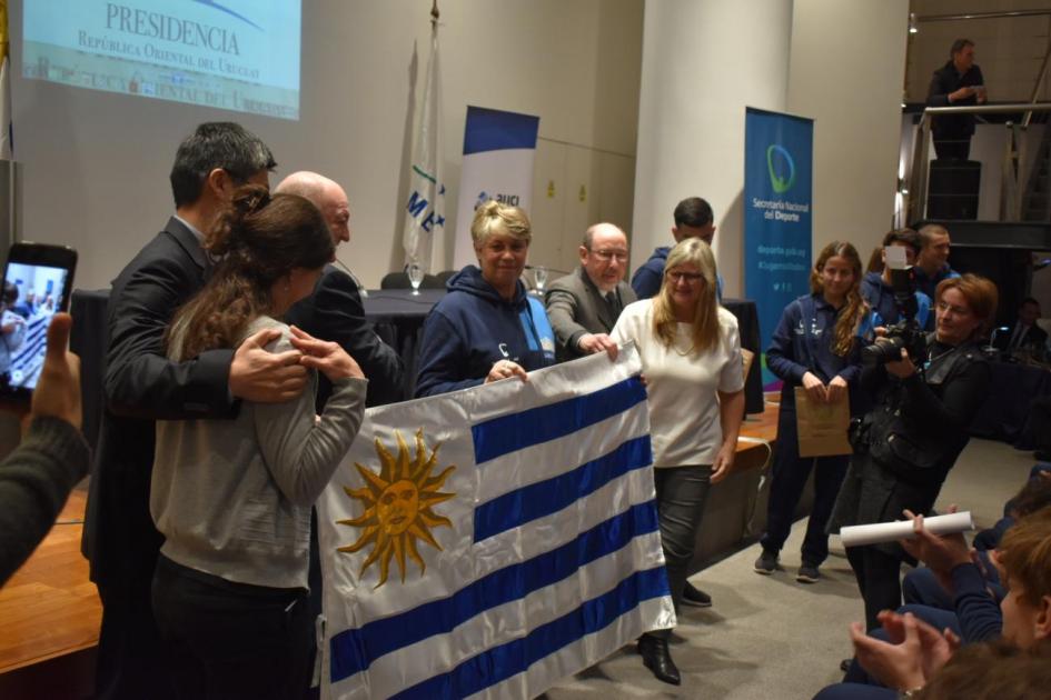 Entrega pabellón nacional a la delegación de jóvenes deportistas