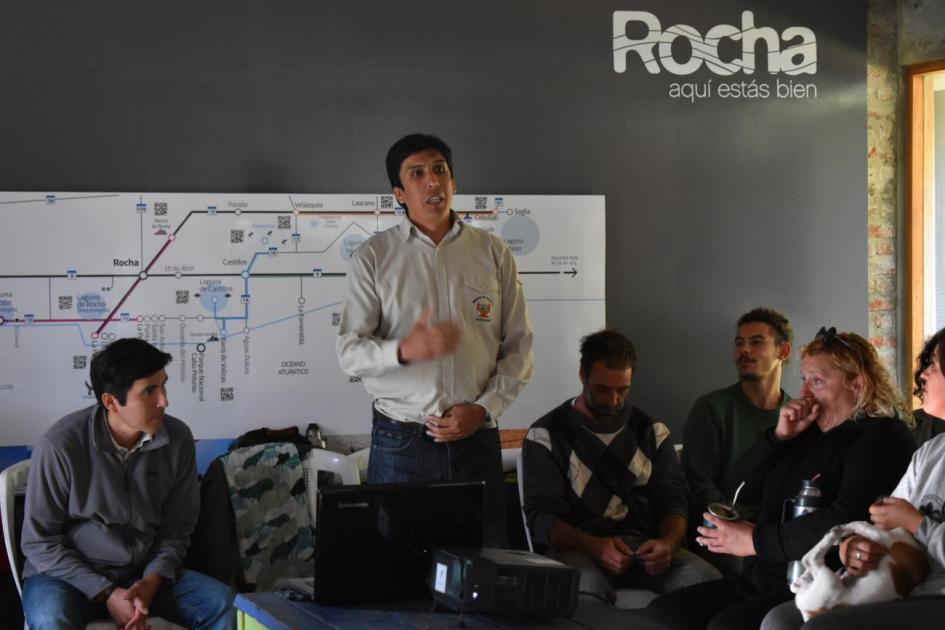 José Carlos Nieto en taller con funcionarios departamentales de Rocha, Guardaparques y funcionarios de turismo