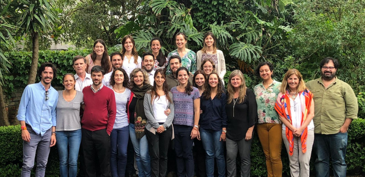 foto donde esta el equipo completo de la agencia uruguaya de cooperación internacional