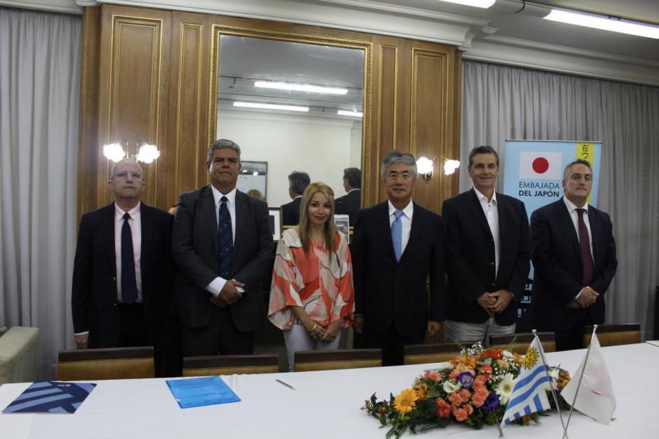 Participantes del acto de donación